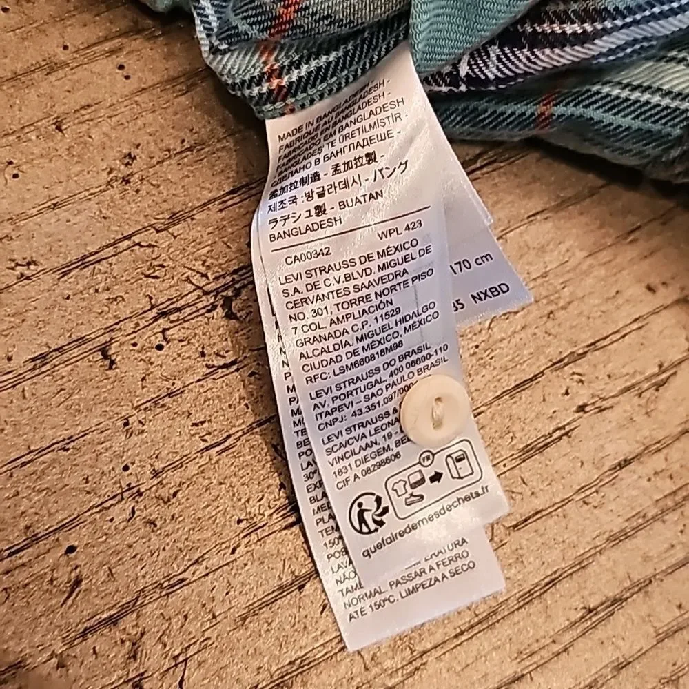 Levi's M relaxed plaid button down shirt